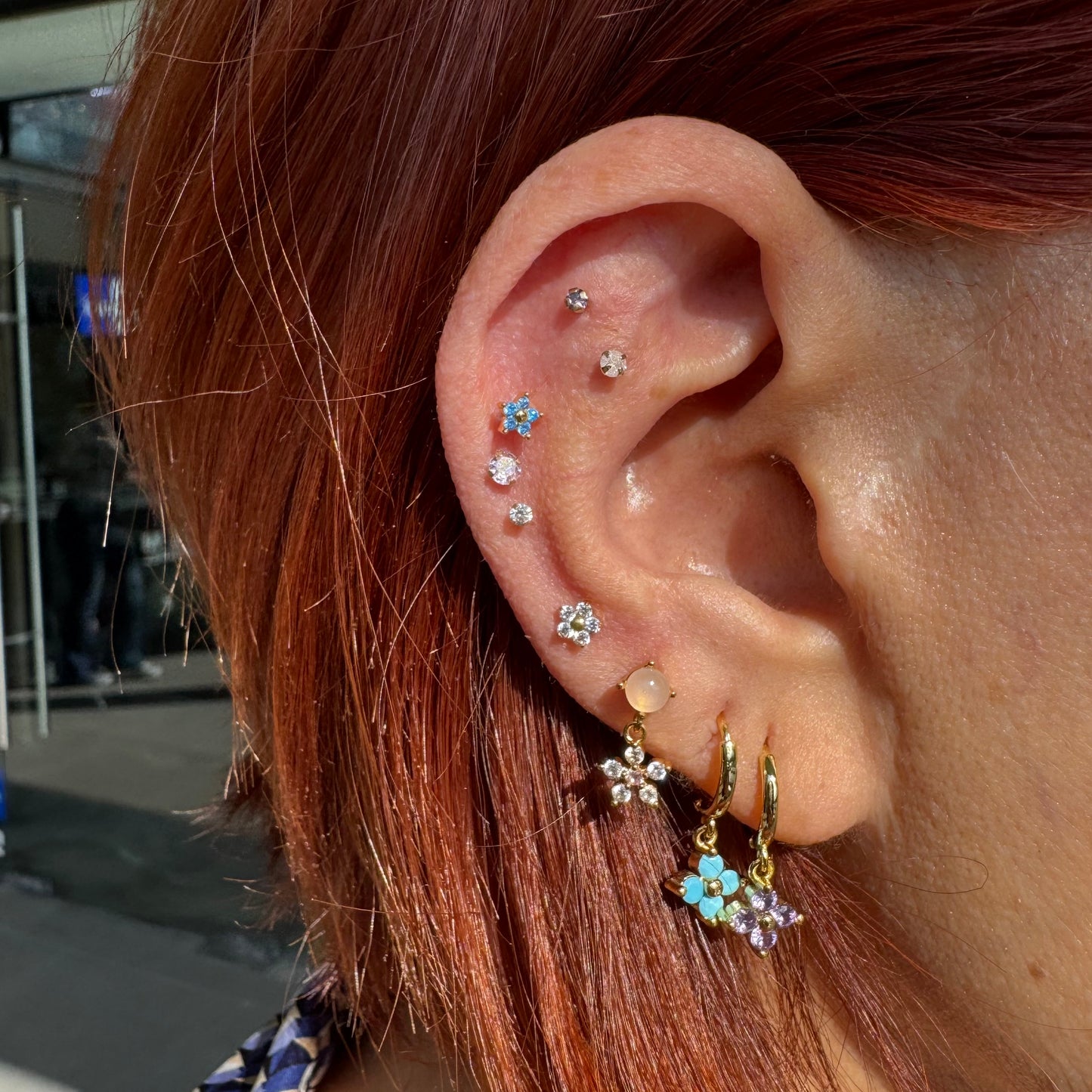 Piercing mini flor centro dorado titanio