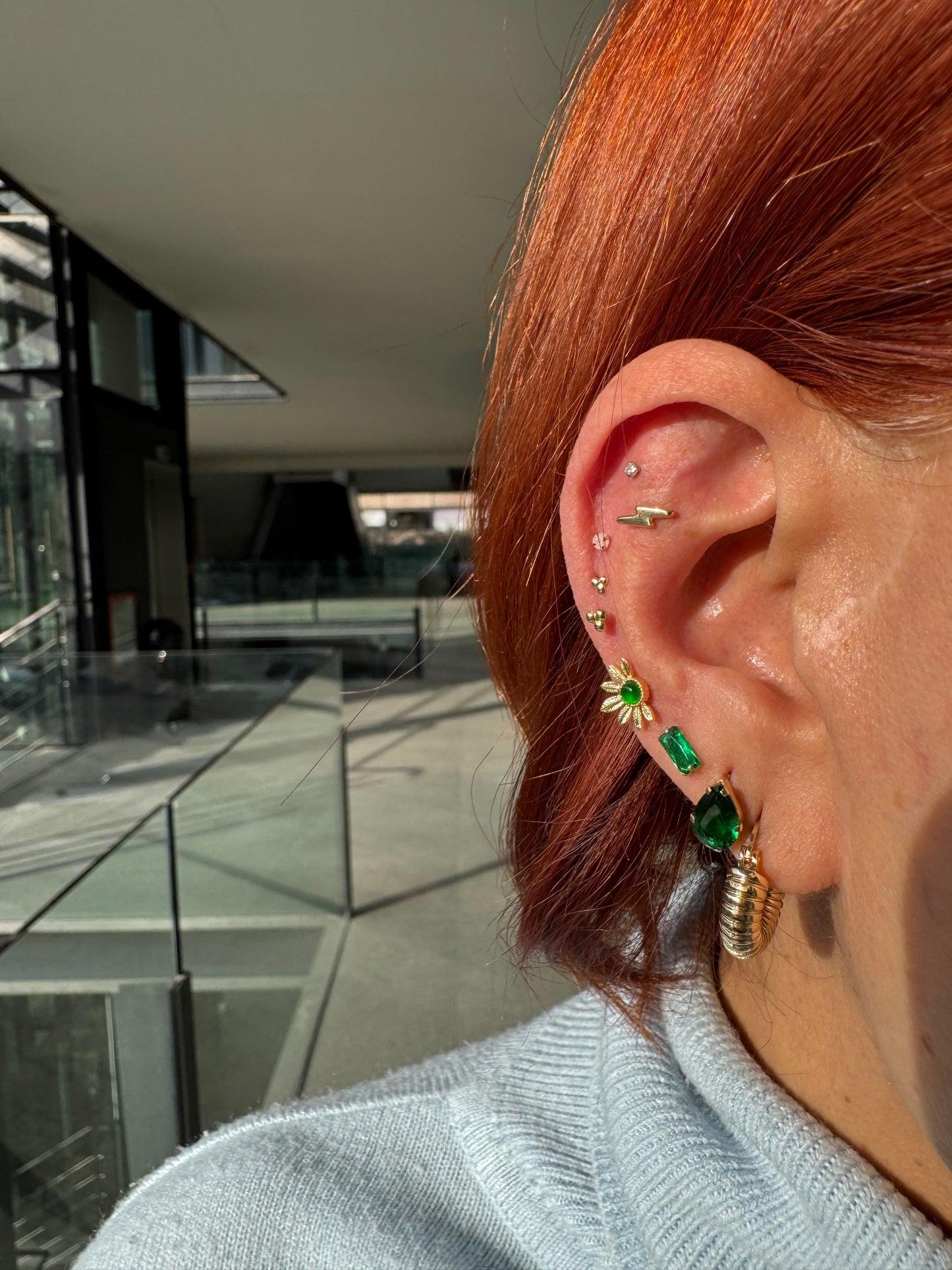 Piercing flor dorada y verde