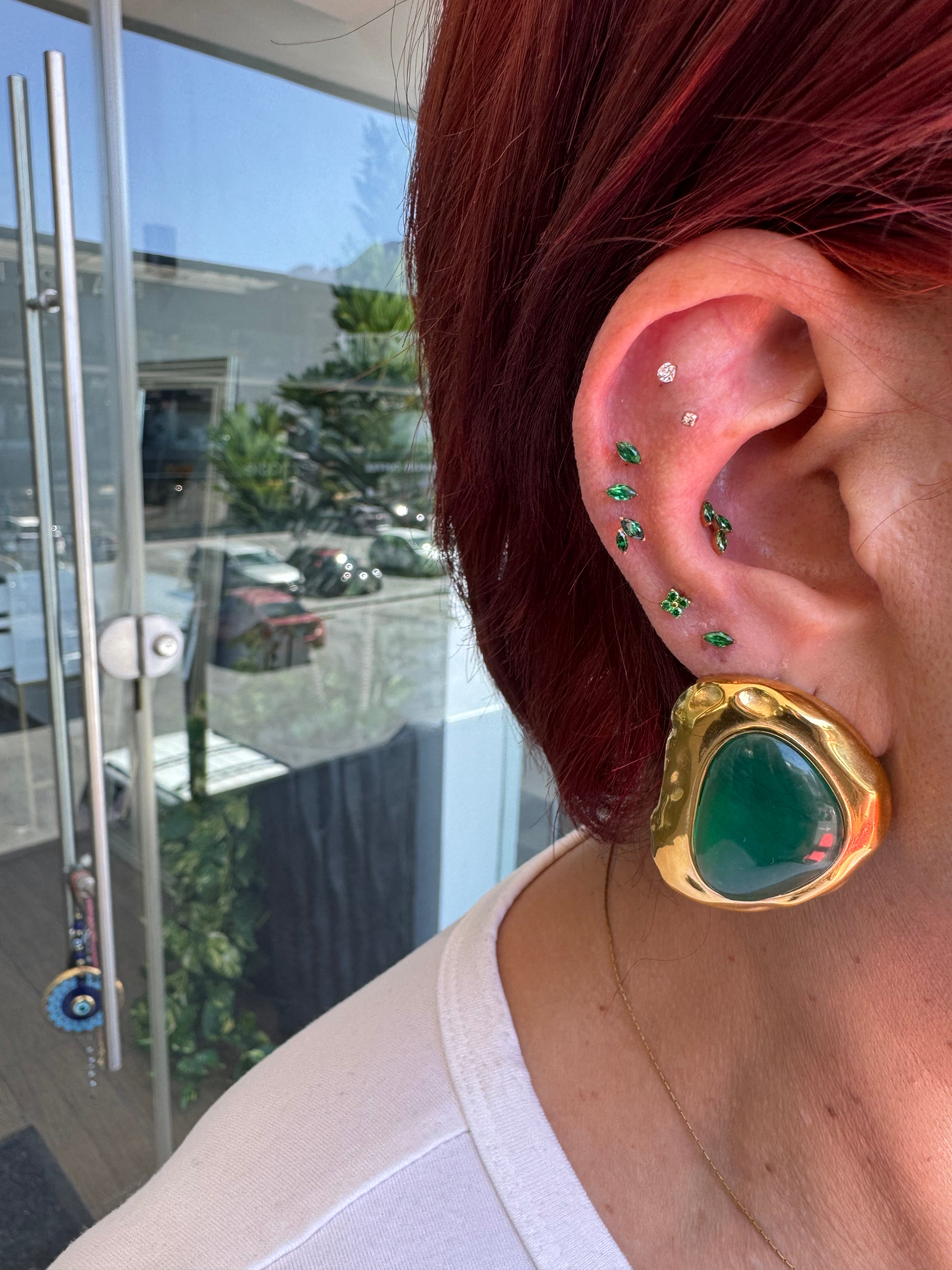 Piercing ovalo verde titanio