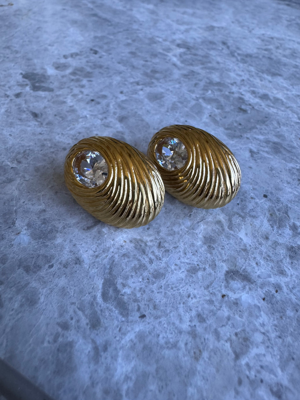 Shiny clam earrings