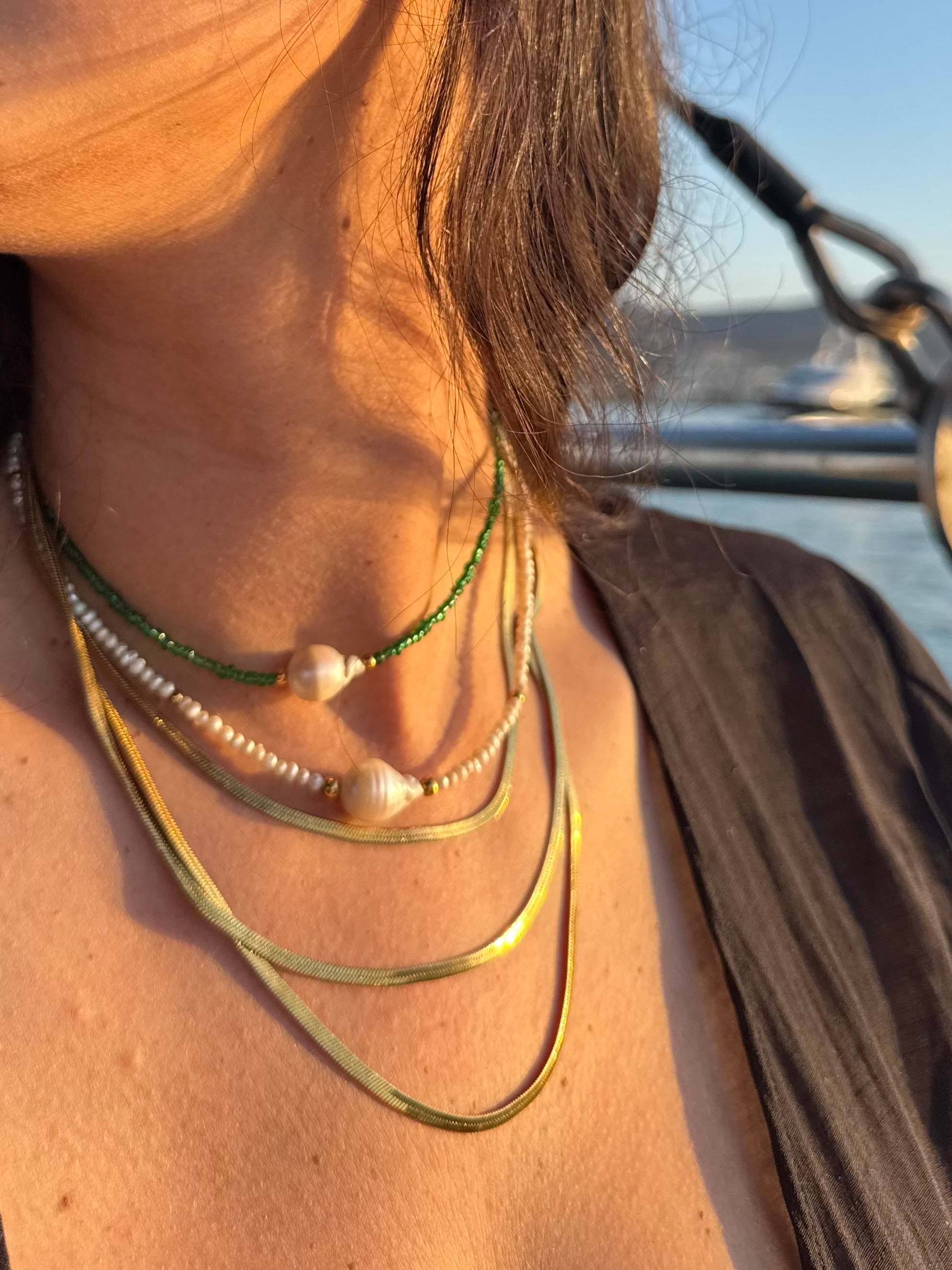 Collar perla barroca y piedras verde