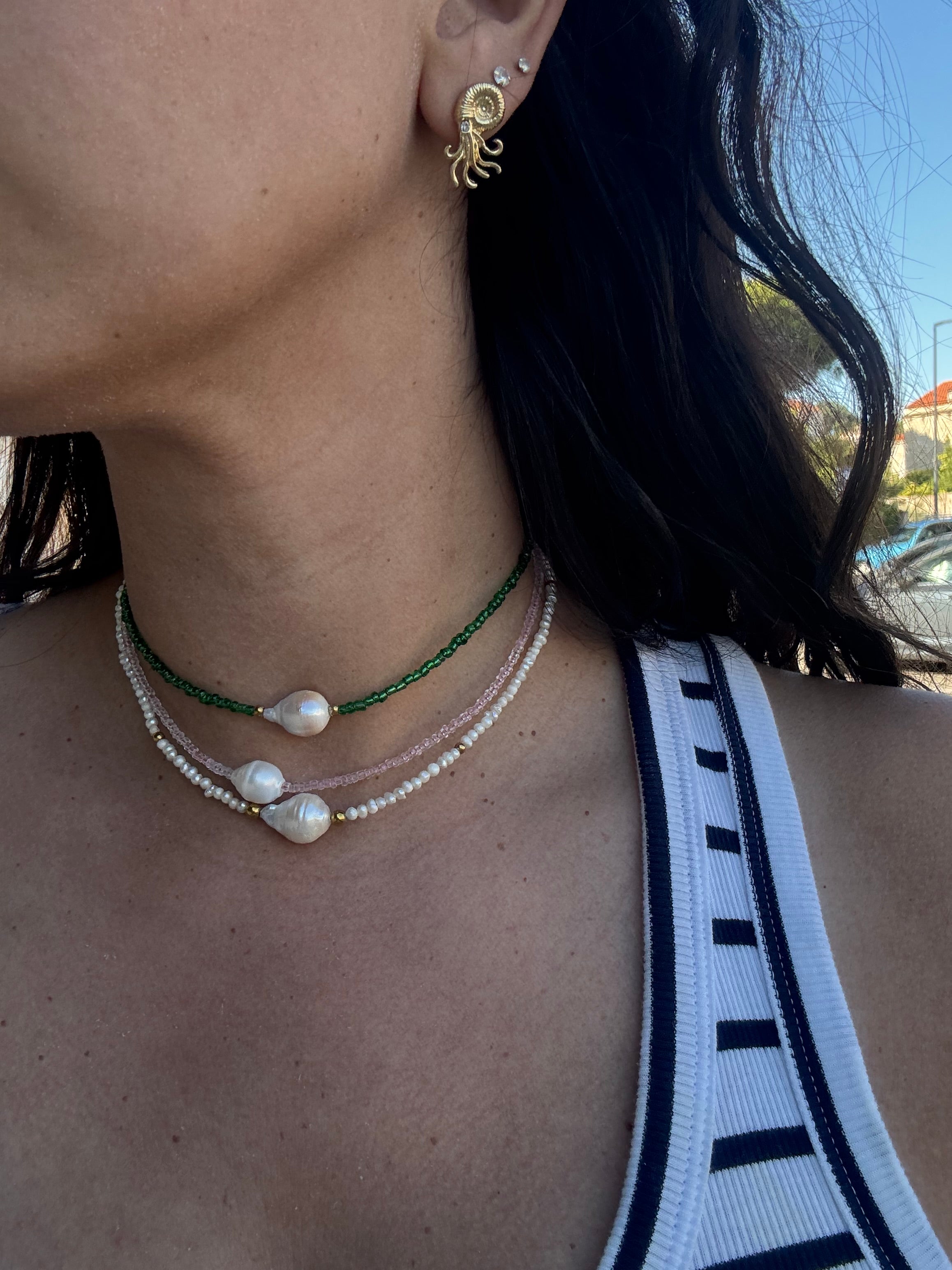 Collar perla barroca y piedras verde