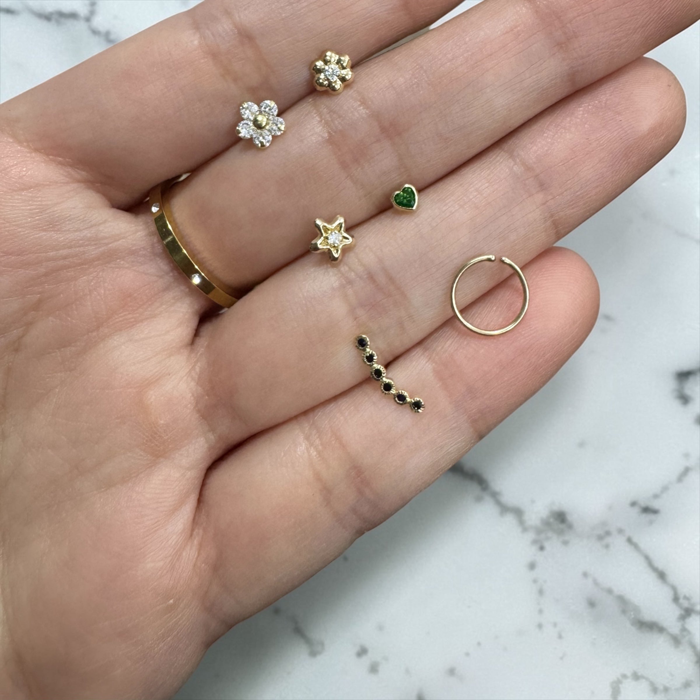 Piercing flor dorada centro zirconia oro 10k