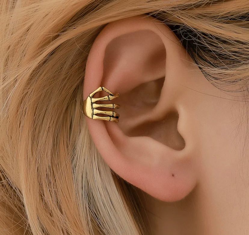 Earcuff de mano calavera