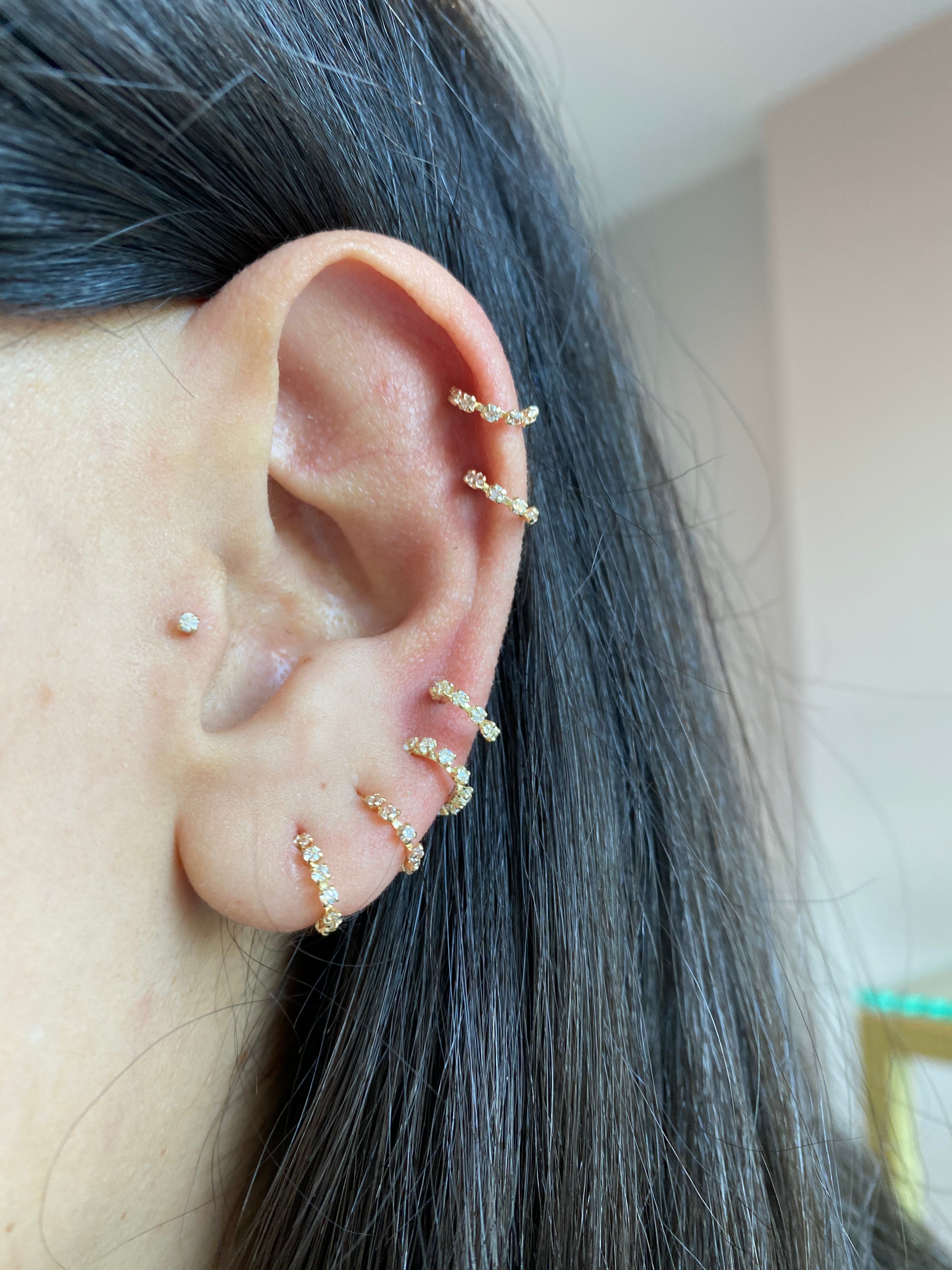 Piercing de media arracada blanca